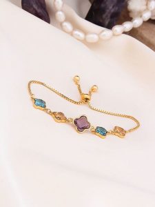 Pierres de Jade Pozłacana bransoletka z elementami ozdobnymi rozmiar: onesize. Żółte bransoletki Pierres de Jade, z kryształem, pozłacane. Za 52,99 zł.