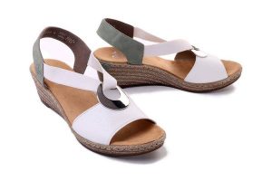 RIEKER 624H6-80 white combination, sandały damskie. Białe sandały Rieker, bez wzorów, bez obcasa, na koturnie, bez zapięcia. Za 161,94 zł.