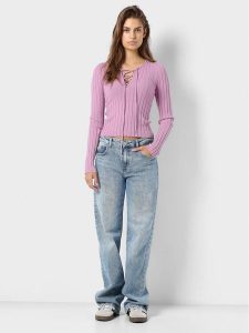 Noisy May Bluzka Freya 27028880 Różowy Slim Fit. Czerwone bluzki Noisy may, s, bez wzorów, z syntetyku, bez kołnierzyka, bez ramiączek. Za 109,99 zł.