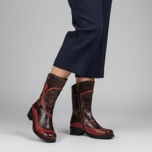 Kozaki damskie Laura Vita, wysoka cholewka ze skóry we wzory na płaskim obcasie, czerwone, SO2014-2. Czerwone kozaki LAURA VITA, bez wzorów, ze skóry, przed kolano, bez obcasa, na obcasie, bez zapięcia. Za 339,00 zł.