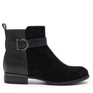 Botki Clara Barson. Czarne botki Clara Barson, bez wzorów, bez obcasa, na płaskiej podeszwie, bez zapięcia. Za 129,99 zł.