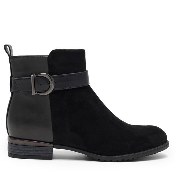 Botki Clara Barson. Czarne botki Clara Barson, bez wzorów, bez obcasa, na płaskiej podeszwie, bez zapięcia. Za 129,99 zł.