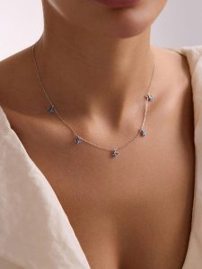 Lodie Silver Srebrny naszyjnik z elementami ozdobnymi - dł. 42 cm rozmiar: onesize. Niebieskie naszyjniki Lodie Silver, z akwamarynem, srebrne. Za 113,99 zł.