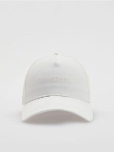 Czapka z daszkiem - złamana biel. Czapki Reserved, bez wzorów. Za 59,99 zł.