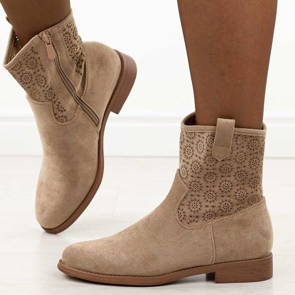 Beżowe jesienne zamszowe ażurowe botki damskie S.Barski 52-530. Brązowe botki S.BARSKI, na jesień, w ażurowe wzory, z jeansu, z okrągłym noskiem, bez obcasa, na obcasie, bez zapięcia. Za 219,00 zł.
