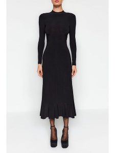 Trendyol Sukienka w kolorze czarnym rozmiar: XL. Czarne sukienki Trendyol, xl, bez wzorów, bez kołnierzyka, bez ramiączek, maxi. Za 127,35 zł.