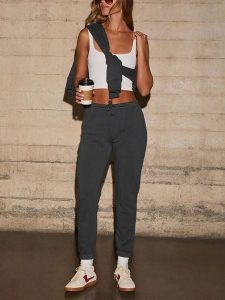 Milan Kiss Spodnie dresowe w kolorze antracytowym rozmiar: M. Czarne spodnie dresowe Milan Kiss, m, bez wzorów, z dresówki. Za 178,37 zł.