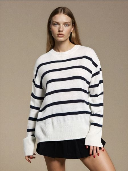 Sweter w paski - biały. Białe czapki Sinsay, bez wzorów. W wyprzedaży za 17,99 zł.