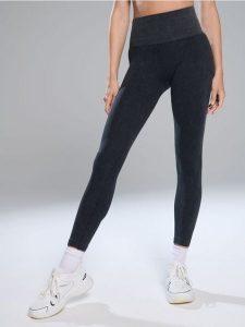 Prążkowane legginsy - szary. Szare legginsy Sinsay, bez wzorów, prążkowane. Za 39,99 zł.