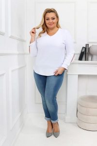 Elegancka biała bluzka z rozciętymi rękawami PLUS SIZE XXL. Białe bluzki Nasi partnerzy, plus size, bez wzorów, z poliesteru, eleganckie, bez kołnierzyka, plus size, bez ramiączek. Za 199,90 zł.