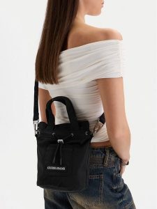 Guess Jeans Torebka CWBEO-GUESS-XC-006-09 Czarny. Czarne torebki klasyczne Guess Jeans, z aplikacjami, z jeansu, bez dodatków. Za 199,99 zł.