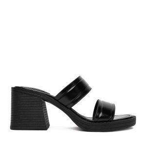 Klapki JENNY. Czarne klapki Jenny, bez wzorów, bez obcasa. Za 139,99 zł.