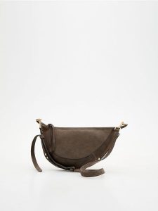 Zamszowa saszetka crossbody - ciemnoszary. Szare nerki i saszetki Reserved, bez wzorów, z zamszu. W wyprzedaży za 179,99 zł.
