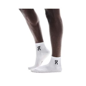 Skarpety On Logo Sock Mid 3. Białe skarpetki On, bez wzorów. Za 89,99 zł.