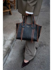 Victor & Hugo Paris Skórzana torebka "Kamelia" w kolorze czarno-brązowym - 20 x 25 x 9 cm rozmiar: onesize. Czarne torebki klasyczne Victor & Hugo Paris, bez wzorów, z materiału, przez ramię, bez dodatków. Za 391,99 zł.