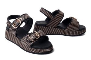 Artiker Relaks 58C1741 DK. BROWN, sandały damskie. Brązowe sandały Artiker Relaks, bez wzorów, bez obcasa, na koturnie, bez zapięcia. Za 174,90 zł.