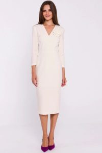 Elegancka sukienka ołówkowa z dekoltem V kremowa. Białe sukienki Stylove, do pracy, s, bez wzorów, z tkaniny, biznesowe, bez kołnierzyka, bez ramiączek, ołówkowe. Za 449,00 zł.