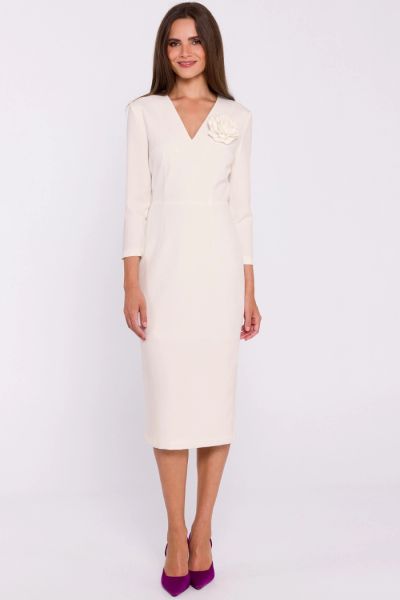 Elegancka sukienka ołówkowa z dekoltem V kremowa. Białe sukienki Stylove, do pracy, s, bez wzorów, z tkaniny, biznesowe, bez kołnierzyka, bez ramiączek, ołówkowe. Za 449,00 zł.