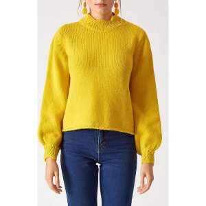 Sweter w kolorze musztardowym. Żółte długie swetry marki Robin, ze stójką. W wyprzedaży za 189,95 zł.
