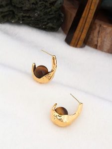 Pierres de Jade Pozłacane kolczyki-wkrętki z tygrysim okiem rozmiar: onesize. Brązowe kolczyki Pierres de Jade, pozłacane. Za 60,99 zł.