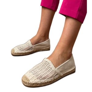 Beżowe espadryle ażurowe na platformie beżowy. Brązowe espadryle w ażurowe wzory, z materiału, bez obcasa, na platformie. Za 81,09 zł.