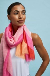 Letni szal w wyrazistym kolorze różowy. Czerwone szaliki MOODO, na lato, bez wzorów. W wyprzedaży za 16,99 zł.