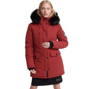 Kurtka turystyczna damska Superdary Ashley. Czerwone kurtki Superdry, na jesień, bez wzorów, z poliesteru, bez kaptura. W wyprzedaży za 448,00 zł.