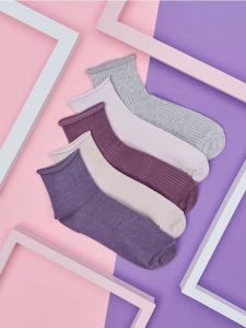 Skarpetki 5 pack - wielobarwny. Skarpetki Sinsay, bez wzorów, z materiału. Za 12,99 zł.
