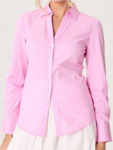 Koszula slim fit w paski - różowy. Czerwone koszule Sinsay, l, bez wzorów, bez kołnierzyka, bez ramiączek. W wyprzedaży za 19,99 zł.