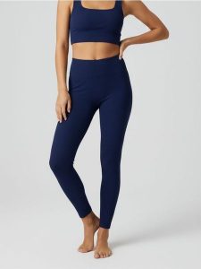 Sportowe legginsy bezszwowe - granatowy. Niebieskie legginsy Sinsay, bez wzorów. Za 35,99 zł.