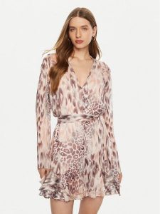 Guess Sukienka koszulowa W5RK35 WDW82 Różowy Regular Fit. Czerwone kombinezony Guess, xs, z aplikacjami, z syntetyku, bez kołnierzyka, bez ramiączek, koszulowe. Za 479,99 zł.