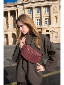 Maison héritage PARIS Skórzana saszetka "Kimi" w kolorze bordowym - 24 x 12 x 5 cm rozmiar: onesize. Czerwone nerki i saszetki Maison héritage PARIS, bez wzorów, z materiału. Za 195,99 zł.