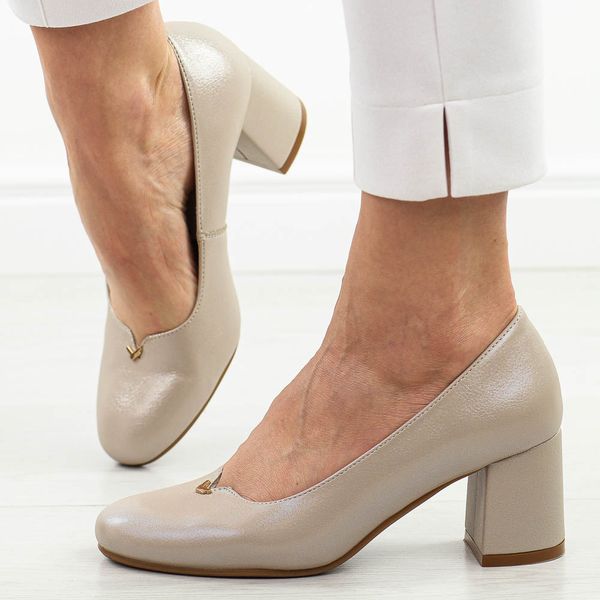 Beżowe czółenka damskie na obcasie Potocki 12569. Brązowe czółenka POTOCKI, w ażurowe wzory, z jeansu, z okrągłym noskiem, bez obcasa, na obcasie, bez zapięcia. Za 179,00 zł.