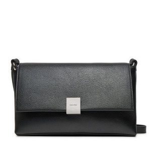 Torebka Calvin Klein. Czarne torebki klasyczne Calvin Klein, bez wzorów, bez dodatków. Za 289,99 zł.