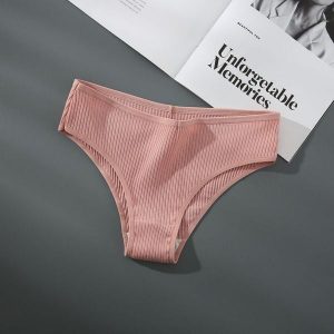 Figi z prążkowanego materiału średni stan Betti. Czerwone figi Intica, bez wzorów, prążkowane. Za 49,00 zł.