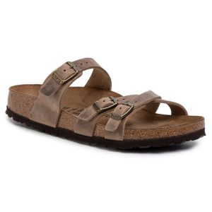 Klapki Birkenstock. Brązowe klapki Birkenstock, bez wzorów, bez obcasa. Za 499,99 zł.