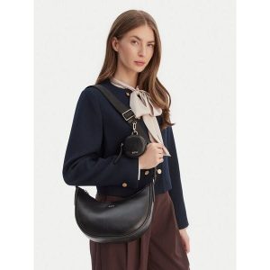 Torebka BOSS. Czarne torebki klasyczne Boss, bez wzorów, bez dodatków. Za 659,99 zł.