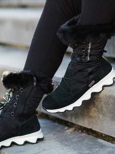 Kilpi Botki zimowe "Frozen" w kolorze czarnym rozmiar: 41. Czarne botki Kilpi, na zimę, bez wzorów, z materiału, bez obcasa, bez zapięcia. Za 375,96 zł.