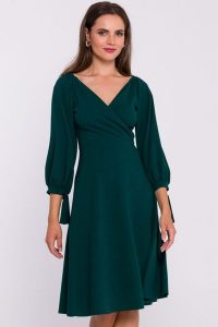 Rozkloszowana sukienka z kopertowym dekoltem zielona. Zielone sukienki Stylove, s, bez wzorów, bez kołnierzyka, bez ramiączek, kopertowe. Za 349,00 zł.