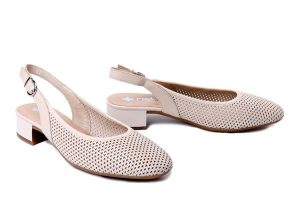 RIEKER 43458-60 beige, czółenka damskie. Brązowe czółenka Rieker, bez wzorów, bez obcasa, bez zapięcia. Za 329,90 zł.