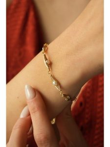 Pierres delicates Bransoletka w kolorze białym z perłami rozmiar: onesize. Białe bransoletki Pierres delicates, z perłą, z mosiądzu. Za 87,61 zł.