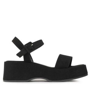 Sandały DeeZee. Czarne sandały DeeZee, bez wzorów, bez obcasa, na koturnie, bez zapięcia. Za 159,99 zł.