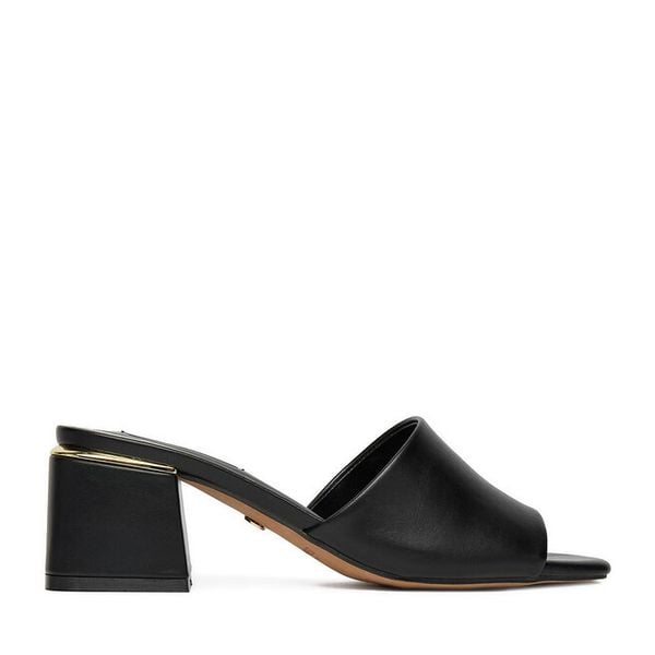 Klapki Nine West. Czarne klapki Nine West, bez wzorów, bez obcasa. Za 199,99 zł.