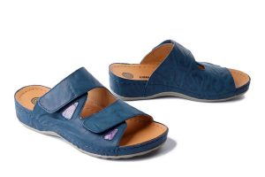 DR. BRINKMANN 700747-51 mittelblau, klapki damskie. Niebieskie klapki Dr. Brinkmann, bez wzorów, ze skóry, bez obcasa, na koturnie. Za 279,92 zł.