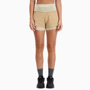 Krótkie spodenki 2 w 1 Damskie Trail-Running PERFORMANCE MAX. Brązowe szorty BODYCROSS, bez wzorów, ze skóry. Za 391,99 zł.