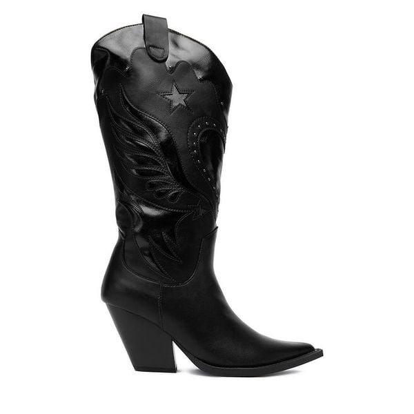 Kowbojki DeeZee. Czarne buty zimowe DeeZee, bez wzorów, bez obcasa, na słupku, bez zapięcia. Za 259,99 zł.