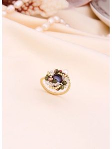 L'Atelier de Gaia Pozłacany pierścionek z perłą i cyrkoniami rozmiar: onesize. Różowe pierścionki L'Atelier de Gaia, z cyrkonią, pozłacane. Za 109,00 zł.