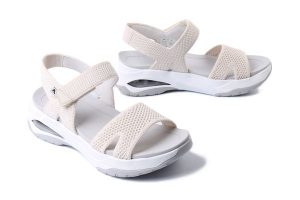RIEKER W3152-60 beige, sandały damskie. Brązowe sandały Rieker, bez wzorów, z materiału, bez obcasa, na płaskiej podeszwie, bez zapięcia. Za 251,93 zł.