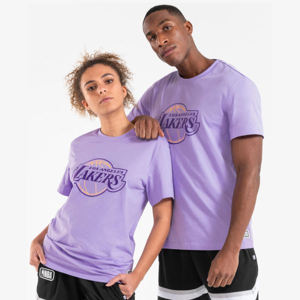 Koszulka do gry w koszykówkę unisex Tarmak NBA Lakers TS 900. Fioletowe bluzki TARMAK, s, bez wzorów, z bawełny, sportowe, bez kołnierzyka, bez ramiączek. W wyprzedaży za 59,99 zł.