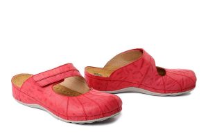 DR. BRINKMANN 700763-04 rot, klapki damskie. Czerwone klapki Dr. Brinkmann, bez wzorów, ze skóry, bez obcasa. Za 329,90 zł.